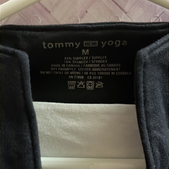 Tommy Hilfiger women’s yoga, sleeveless shirt, size medium black - Picture 4 of 5